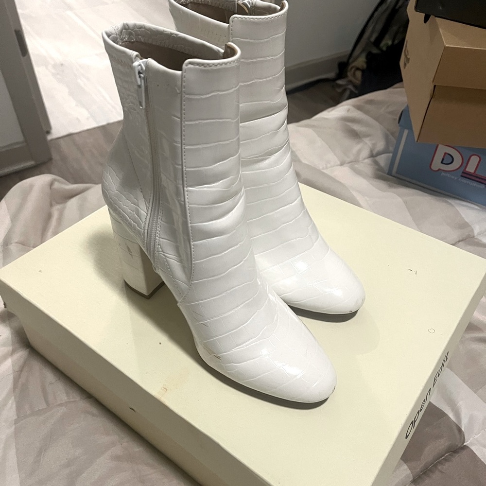 White heeled boots !